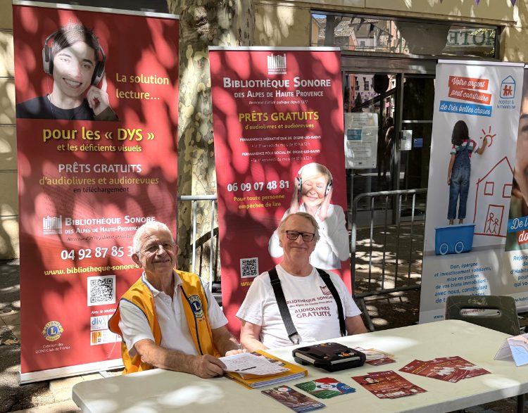 Michel Chapoton et Jacques Thomas au stand de la Bibliothèque Sonore sur le forum des associations de Digne-les-Bains